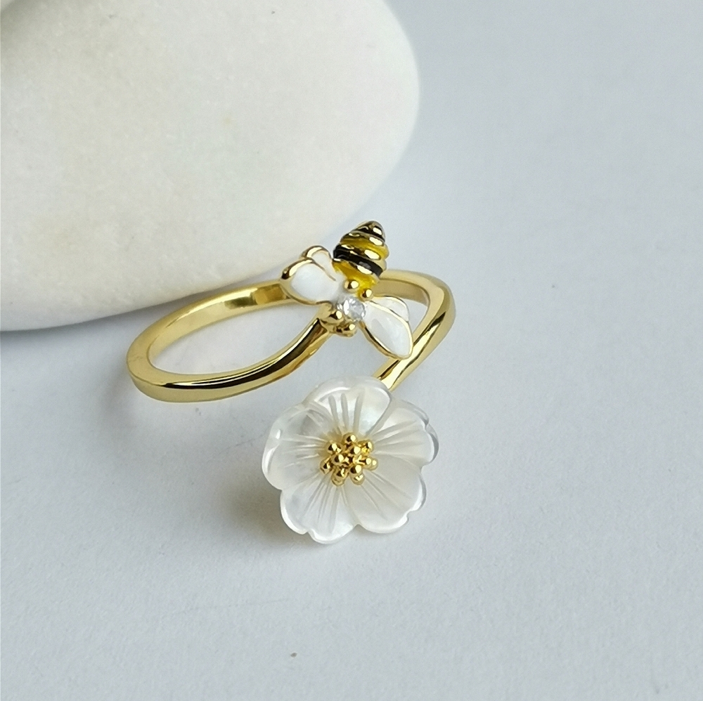 Mother of Pearl cz Bee ring size 8 🆕